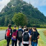 Schülergruppe mit Ausblick auf Landskroner Burg
