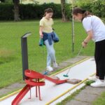Lehrerin beim Golfen